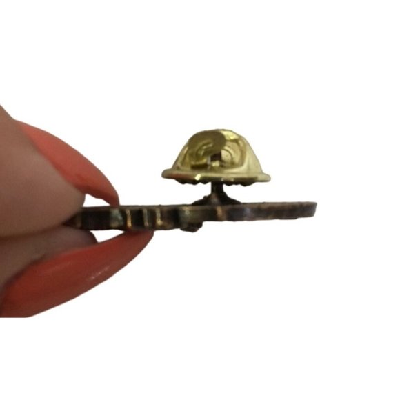 Vintage Bronze USA Olympics Pin Athletes Holding up the Globe - Picture 3 of 3